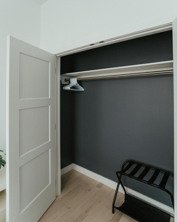 Welcoming And Light Filled 2bdr Apartment *